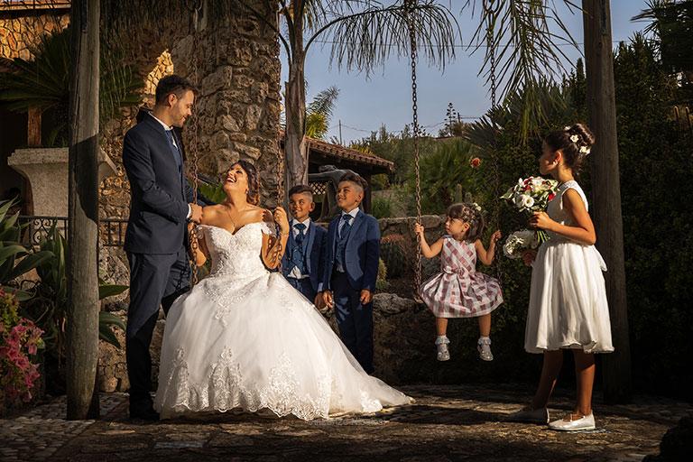 La fotografia di matrimoni a Sciacca, gli sposi si divertono sull'altalena
