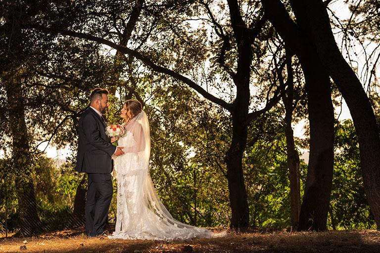 La fotografia di matrimoni a Sciacca, una coppia in un incantevole bosco